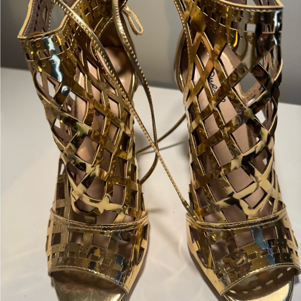 Elegant Gold Lattice Heels
